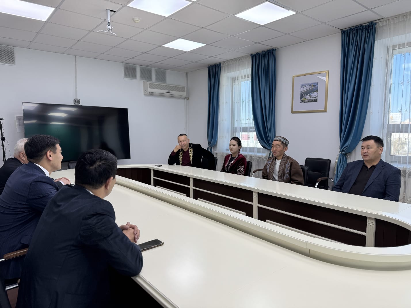 Жатақханада адамдар жалаңаш жүреді