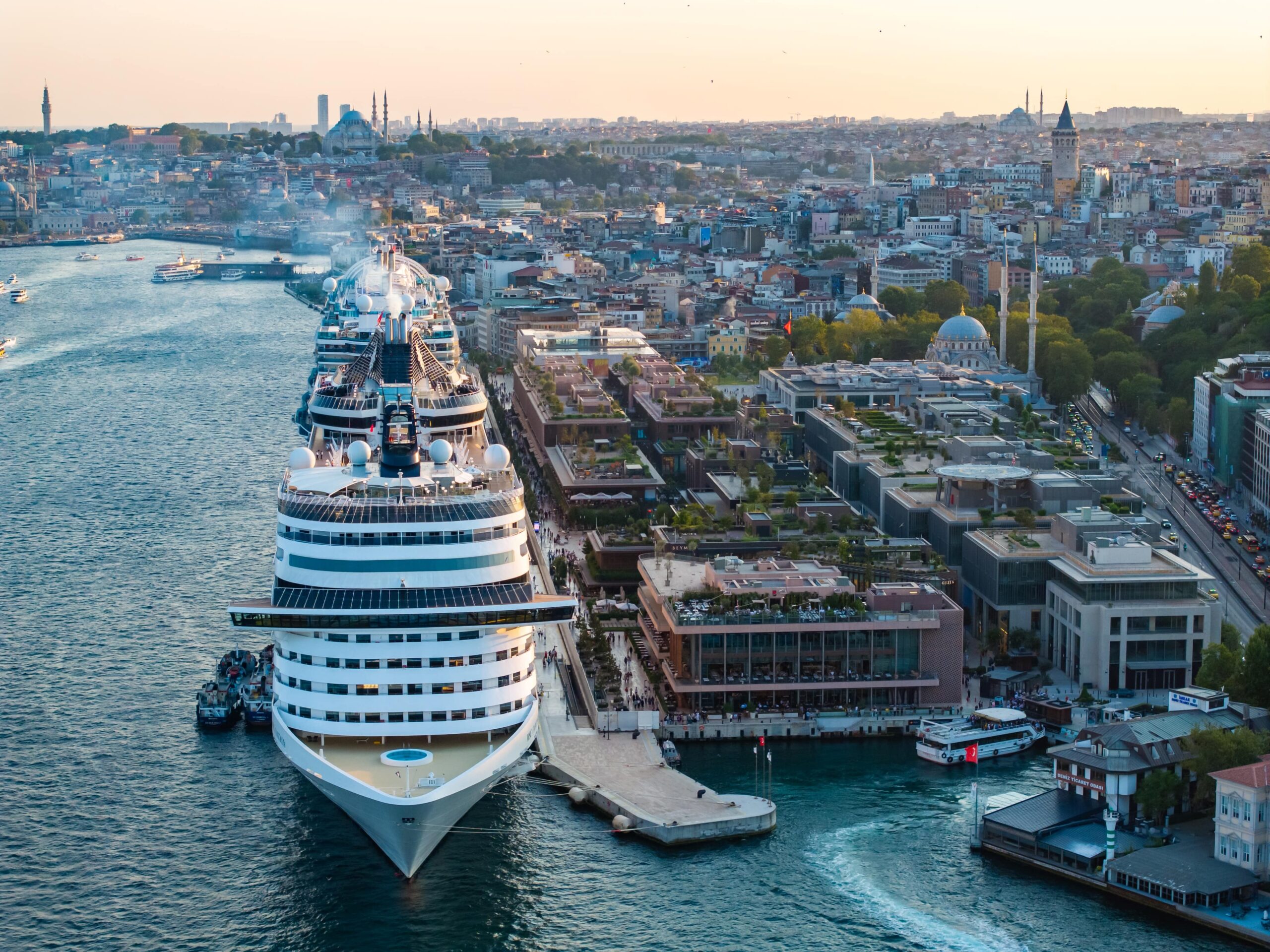 Қыздар бейнеленген порнофотосуреттерді көру