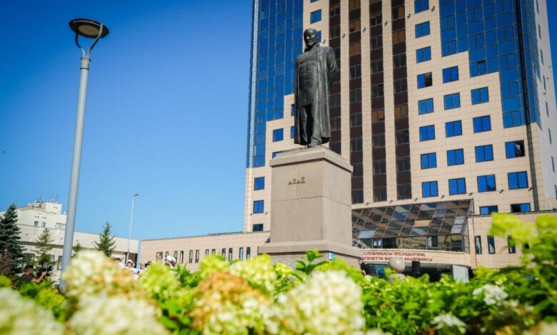 Абай ескерткішіне гүл шоқтары қойылды — Астанада еске алу рәсімі