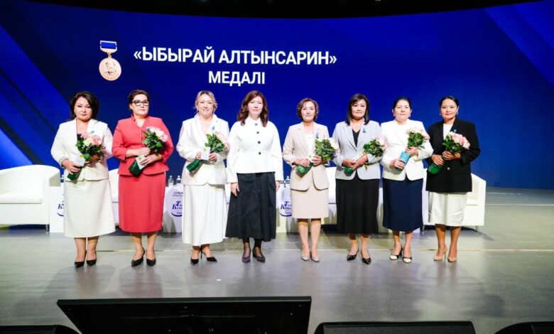 Астанада ұстаздар Тамыз кеңесінде марапатталып, қала педагогтері бағаланды