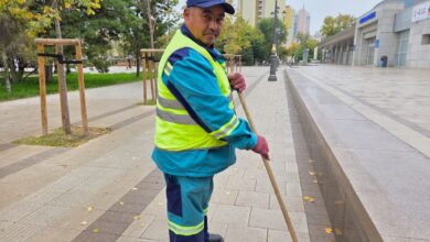 Еңбек адамы: Әлібек Жаманбаев — Астана көшелерін тазалайтын жұмысшы