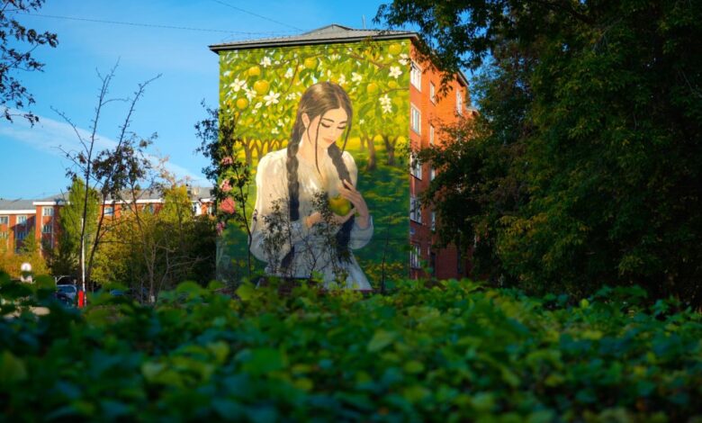 Алматы ауданындағы тұрғын үйдің қасбетіне алма бақтағы қыз бейнесі салынған жаңа мурал