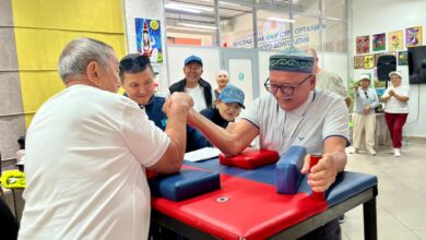Астанада зейнеткерлер арасында қол күрестен командалық жарыс өтті — жеңімпаздар марапатталды