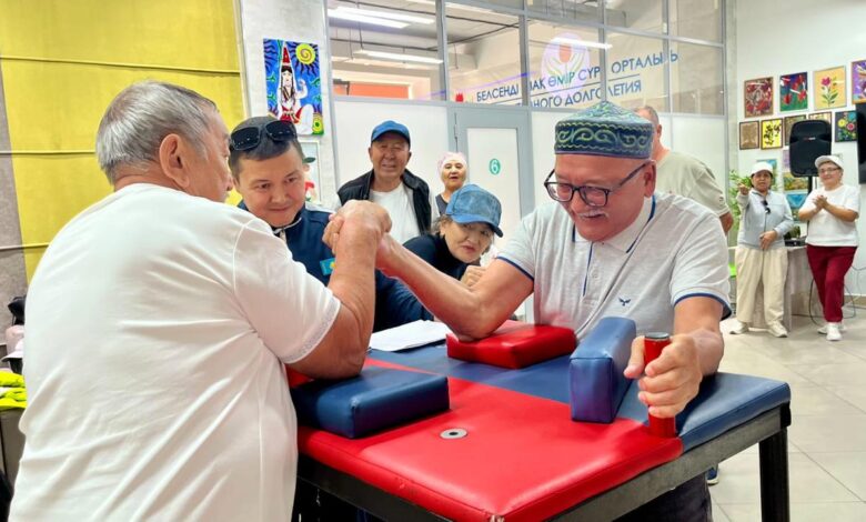 Астанада зейнеткерлер арасында қол күрестен командалық жарыс өтті — жеңімпаздар марапатталды