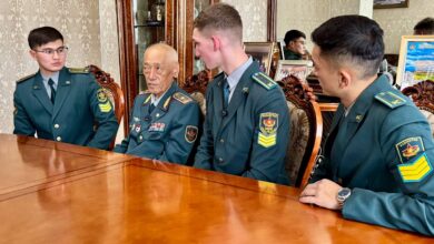 Мүбарак Орынбеков: байланыс әскерлерінің тұңғыш генералын курсанттар құттықтады