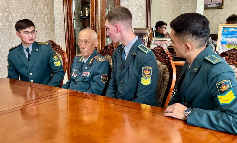 Мүбарак Орынбеков: байланыс әскерлерінің тұңғыш генералын курсанттар құттықтады