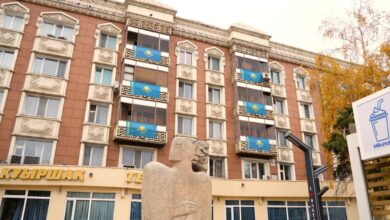 Астанада Республика күніне орай тұрғын үйлердің балкондарына Қазақстан туы ілінді