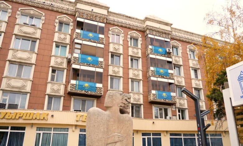 Астанада Республика күніне орай тұрғын үйлердің балкондарына Қазақстан туы ілінді