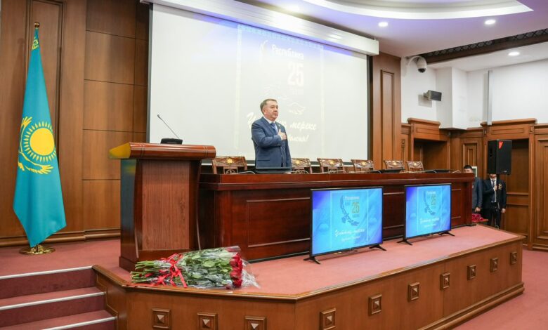 Ерлан Сәрсембаев әділет органдары қызметкерлерін Республика күнімен құттықтады