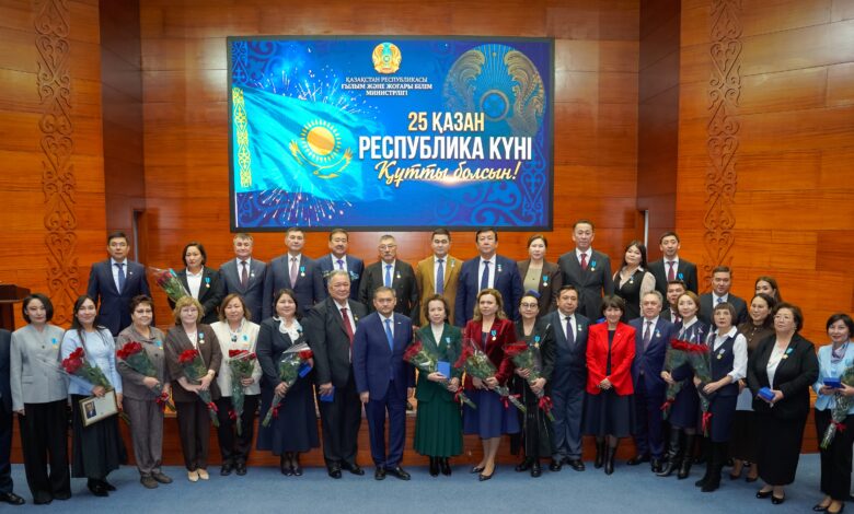 Республика күні қарсаңында ғылым және жоғары білім саласының үздіктері марапатталды