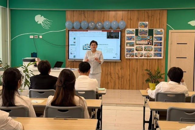 Ұстаздар күні: Астана әкімі Жеңіс Қасымбек педагогтарды құттықтады