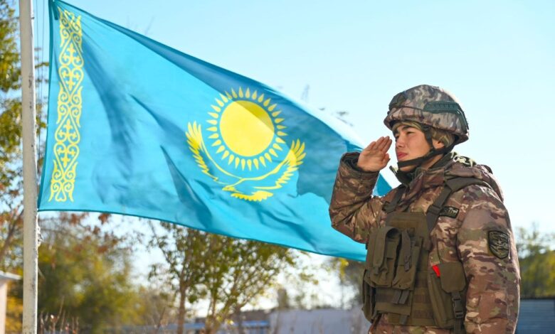 Республика күніне орай әскери бөлімдерде Мемлекеттік Ту салтанатты түрде көтерілді