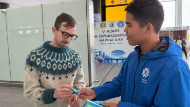 Астана әуежайында Республика күніне орай қонақтарға ту мен сыйлықтар таратылды